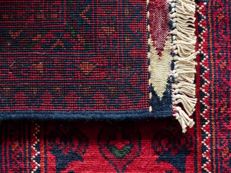 L'Utilité des Franges sur un Tapis et l'Importance de leur Restauration