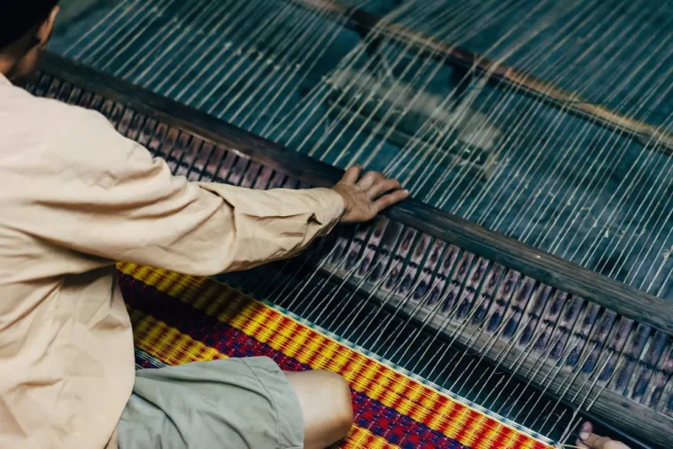 La laine vs la soie dans les tapis orientaux et anciens : quelles différences ?, Paris, Jofre Tapis
