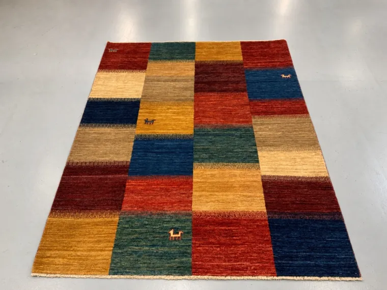Tapis moderne et contemporain fait à la main – 195 × 150 cm