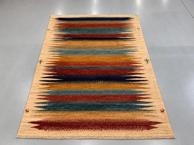 Tapis moderne et contemporain fait à la main – Motifs graphiques colorés – 198 × 145 cm