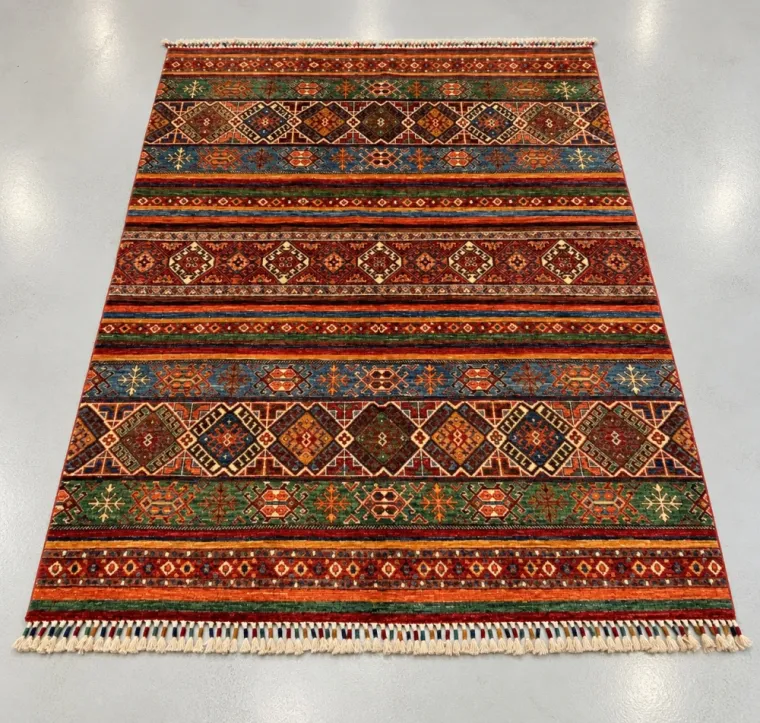 Tapis moderne et contemporain fait à la main – Motifs géométriques et tribaux – 211 × 154 cm